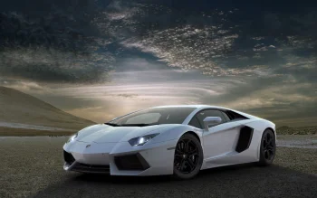 Белый Lamborghini Aventador на фоне предгрозового неба