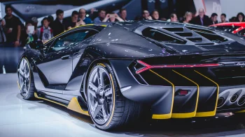 Lamborghini Centenario у променях софітів