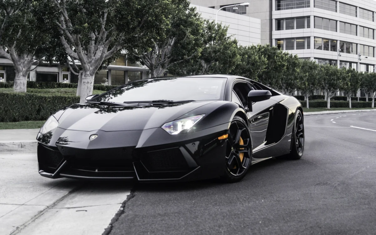 Чорний Lamborghini Aventador на тихій міській вулиці