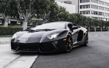 Чорний Lamborghini Aventador на тихій міській вулиці