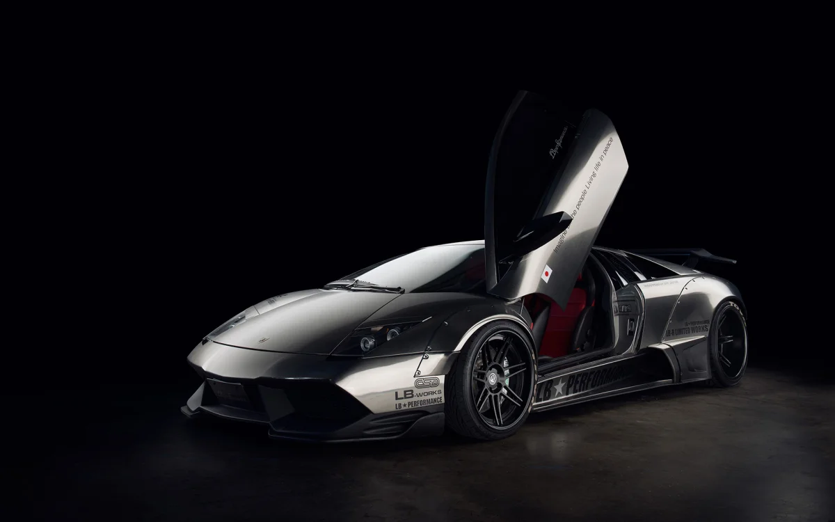 Серебристый Lamborghini Murcielago с открытыми дверями
