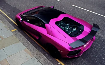 Ярко-розовый Lamborghini Aventador на городской улице