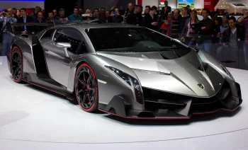 Серый Lamborghini Veneno на подиуме автосалона