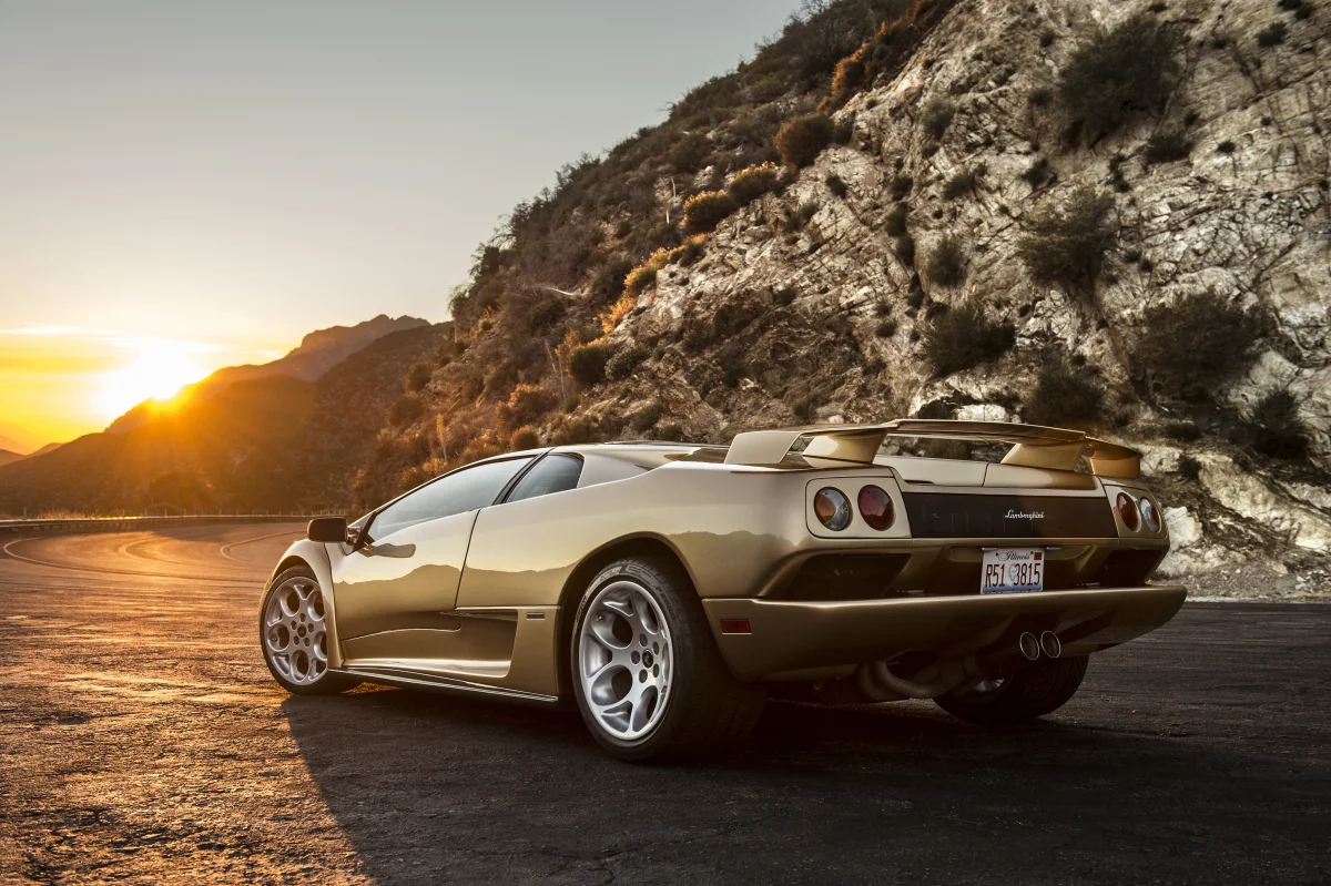 Золотистый Lamborghini Diablo на горной дороге