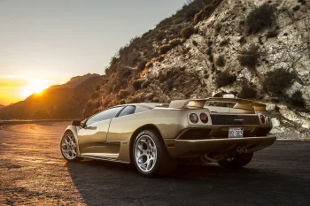 Золотистый Lamborghini Diablo на горной дороге