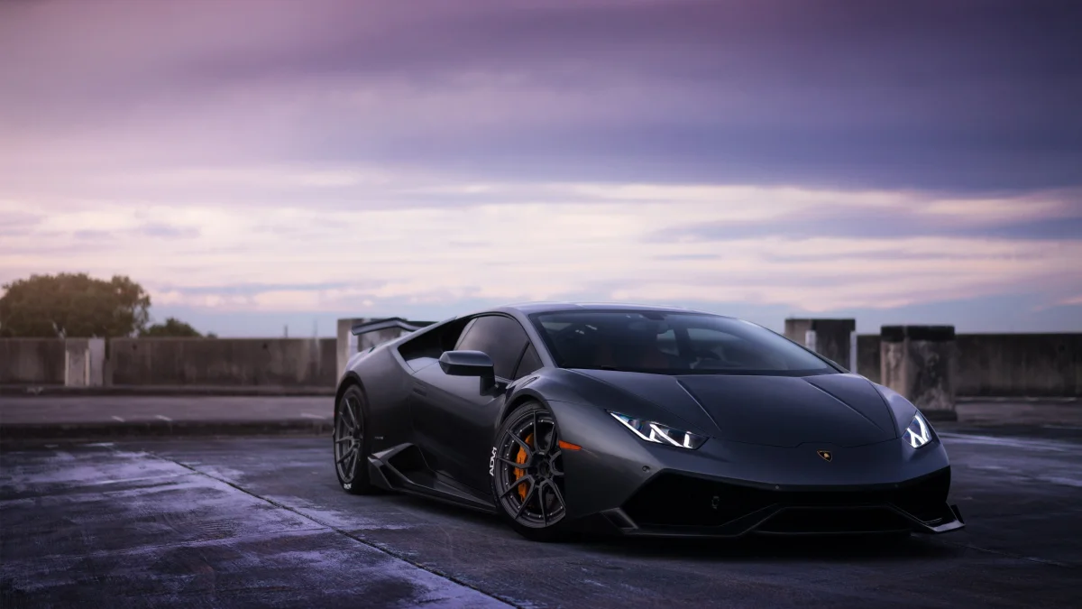 Темно-серый Lamborghini Huracan на парковке