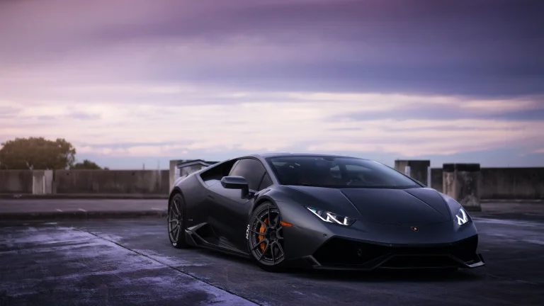 Темно-сірий Lamborghini Huracan на парковці
