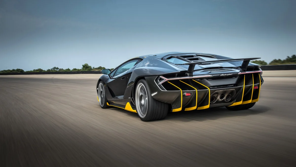 Lamborghini Centenario на гоночном трек