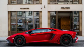 Красный Lamborghini Aventador SVJ припаркован у бутика Dsquared2