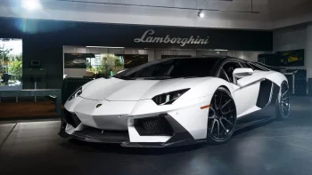 Белоснежный Lamborghini Aventador в выставочном зале