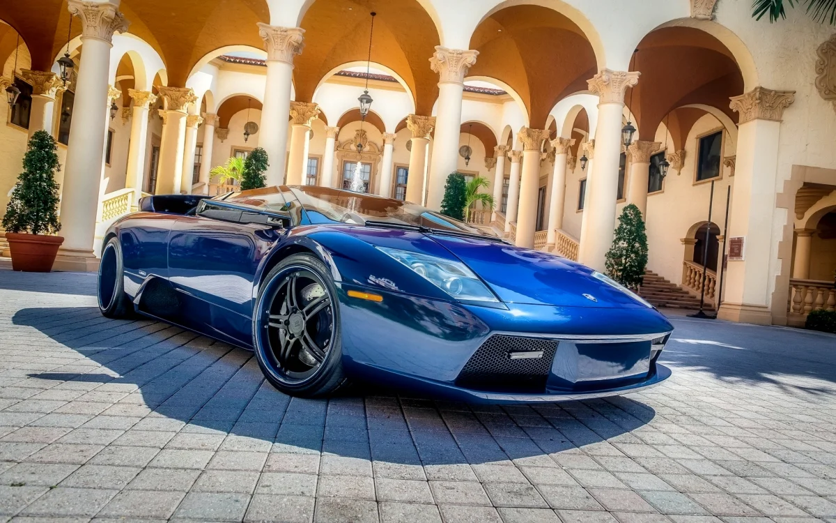 Синій Lamborghini Murcielago у дворі італійського палаццо