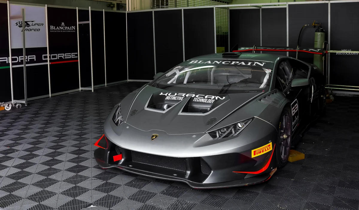 Гоночний Lamborghini Huracan Super Trofeo у боксах перед заїздом