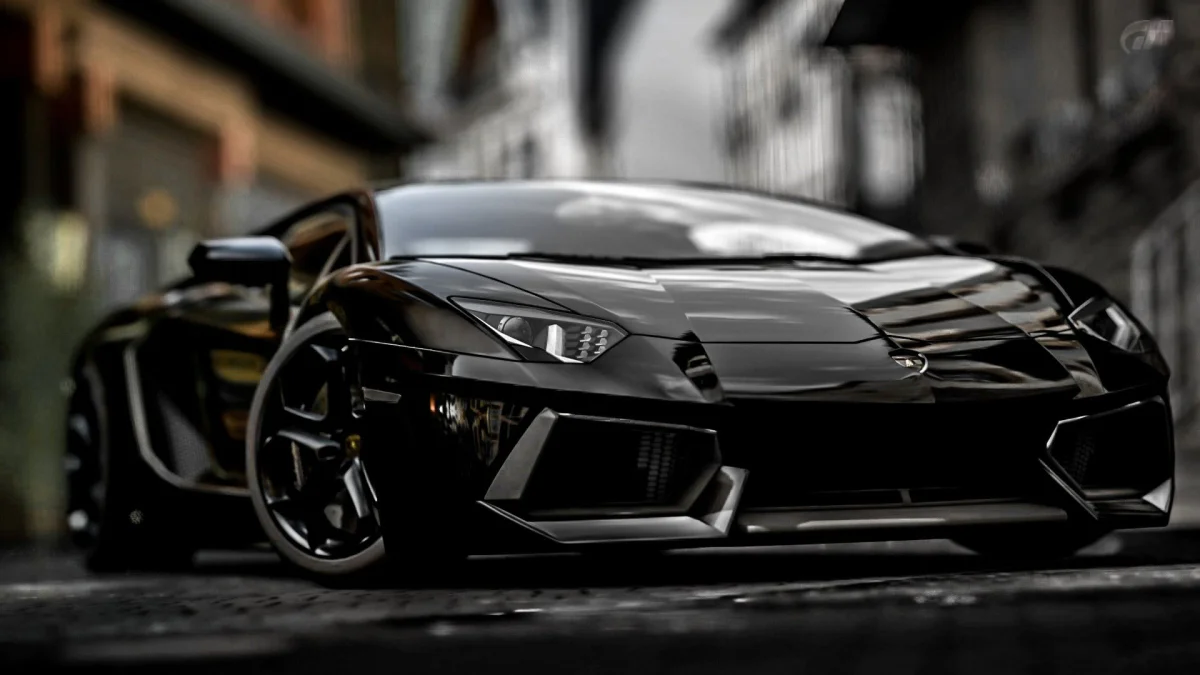 Черный Lamborghini Aventador на узкой мощеной улочке