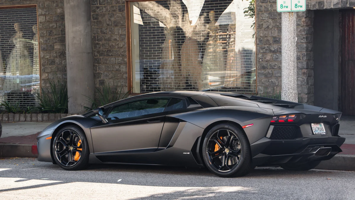 Матовый Lamborghini Aventador припаркованный на городской улице
