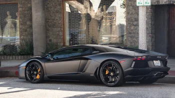 Матовый Lamborghini Aventador припаркованный на городской улице