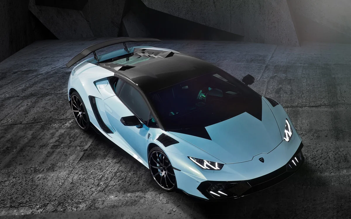 Світло-блакитний Lamborghini Huracan у бетонному просторі