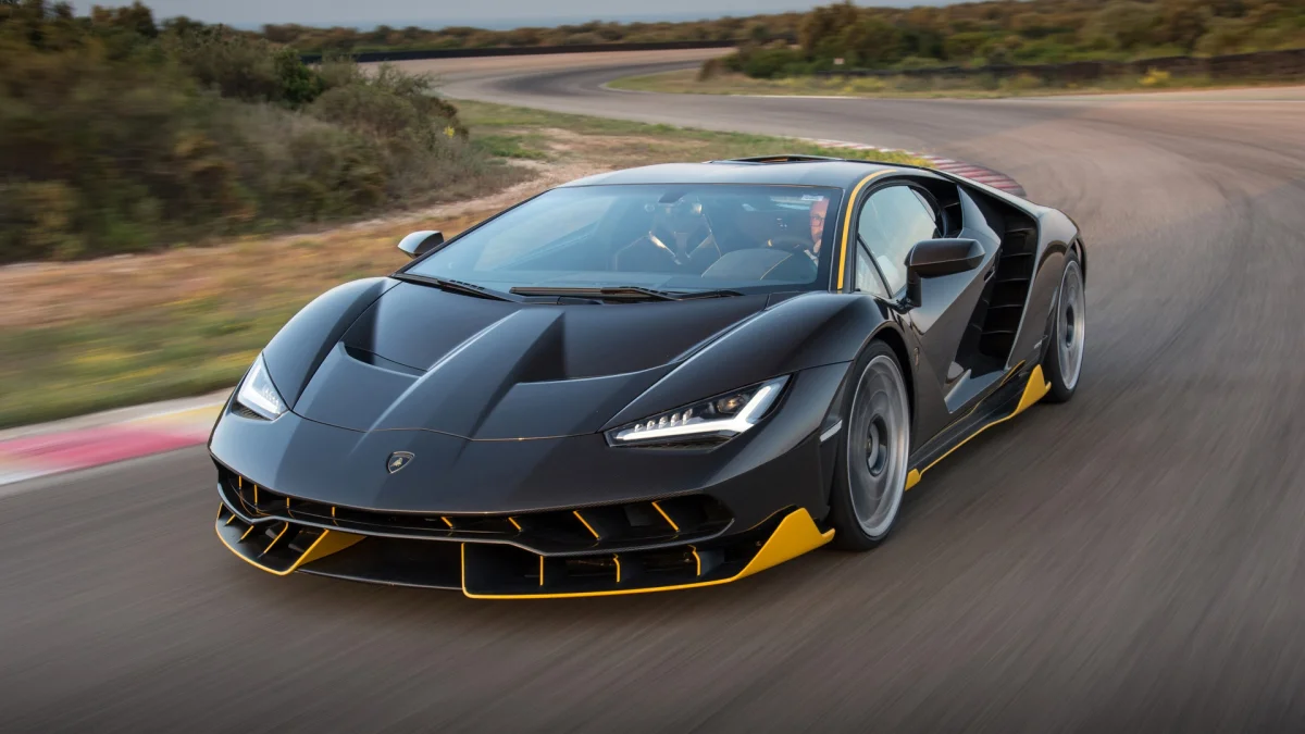 Чорний Lamborghini Centenario на повороті гоночної траси