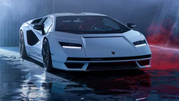 Білий Lamborghini Countach у неоновому світлі студії