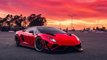 Красный Lamborghini Gallardo на фоне пылающего заката