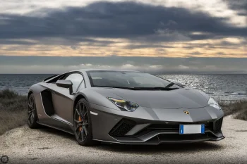 Матовый Lamborghini Aventador S на берегу моря