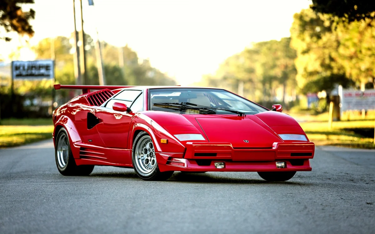 Красный Lamborghini Countach на пустой дороге