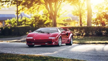 Красный Lamborghini Countach в лучах закатного солнца