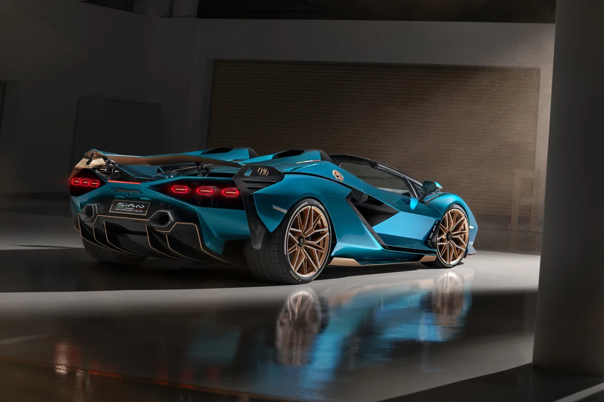Бирюзовый Lamborghini Sian Roadster в приглушенном свете студии
