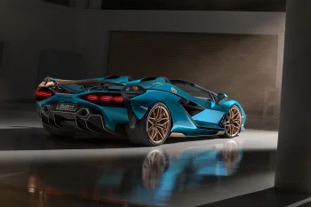 Бирюзовый Lamborghini Sian Roadster в приглушенном свете студии