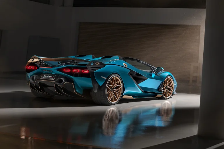 Бірюзовий Lamborghini Sian Roadster у приглушеному світлі студії