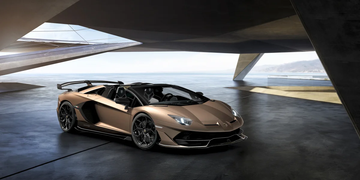 Бронзовый Lamborghini Aventador SVJ Roadster в современном павильоне