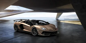 Бронзовый Lamborghini Aventador SVJ Roadster в современном павильоне