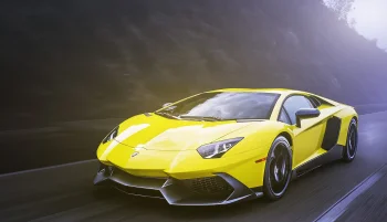 Жовтий Lamborghini Aventador мчить гірською дорогою