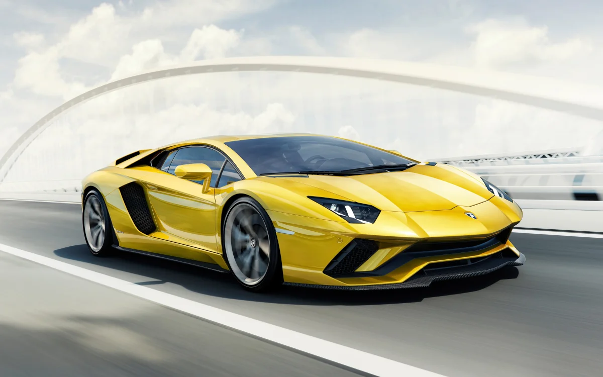 Ярко-желтый Lamborghini Aventador S на фоне современного белого моста