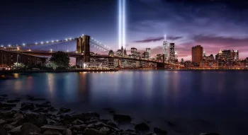 бруклінський міст і вогні меморіалу «tribute in light», бруклінський міст, вечір, вечори, сутінки, захід сонця, міста, місто, міський пейзаж, міські пейзажі, міські краєвиди, мости, набережні, пристані, нічні вогні, вогні, ліхтарі, підсвітка, ніч, нью-йорк, річки, канали, струмки, сша, сполучені штати америки, хмарочоси, архітектура, світ