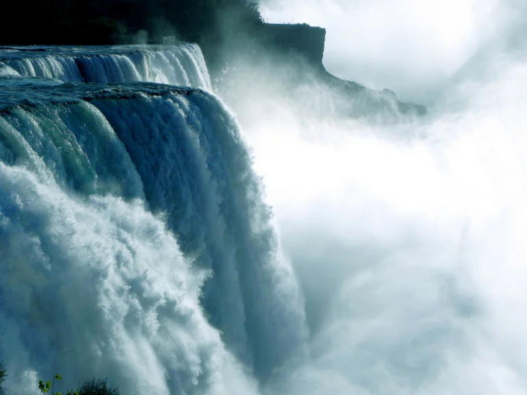 The rushing waters of Niagara Falls in a cloud of spray