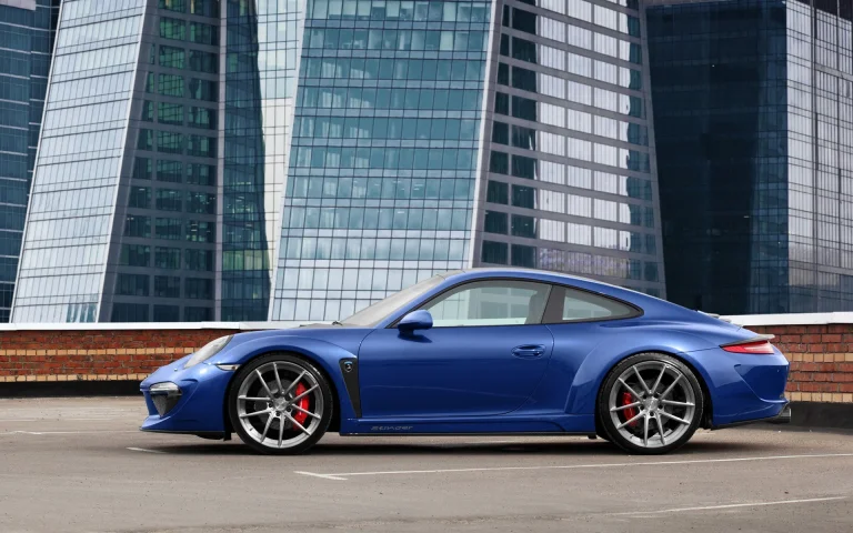 Синій Porsche 911 Stinger на тлі хмарочосів «Москва-Сіті»