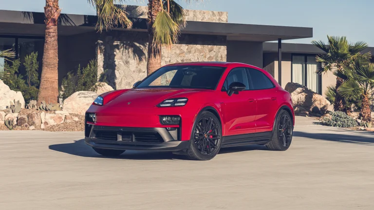 Червоний Porsche Macan GTS