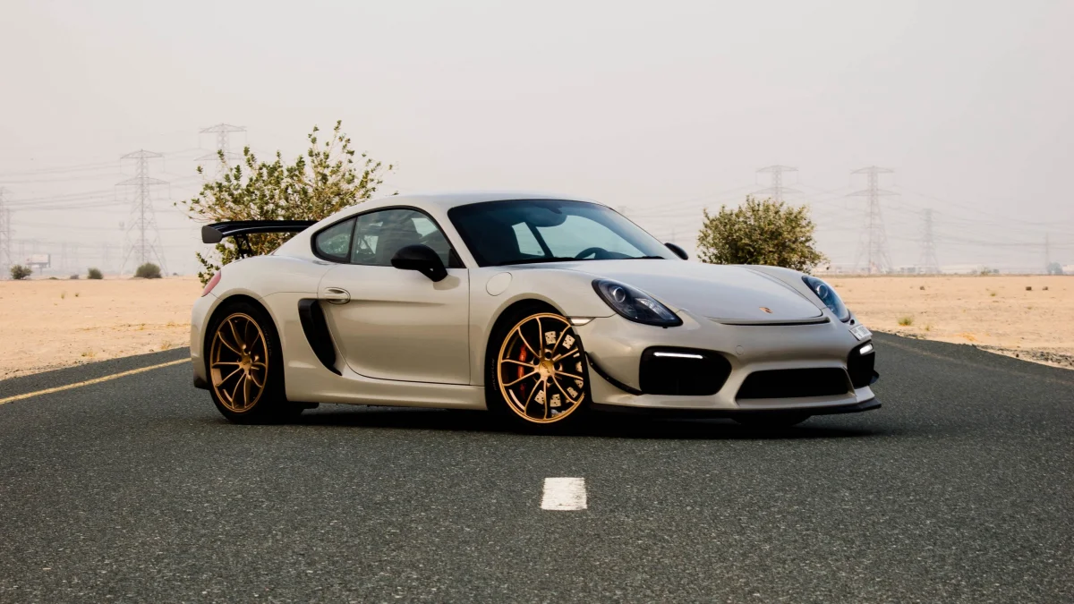 Porsche Cayman GT4 на пустынной дороге в ОАЭ