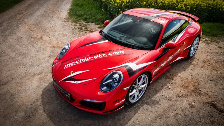 Червоний Porsche 911