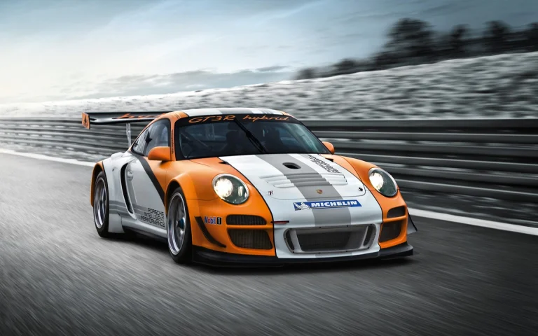 Porsche 911 GT3 R Hybrid на гоночній трасі