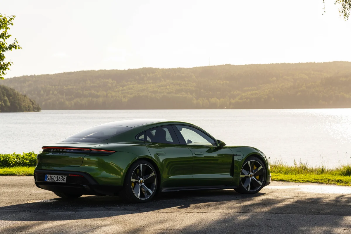 porsche taycan turbo s на берегу озера, porsche taycan turbo s, porsche, порше, электромобили, электрокары, авто, автомобили, машины