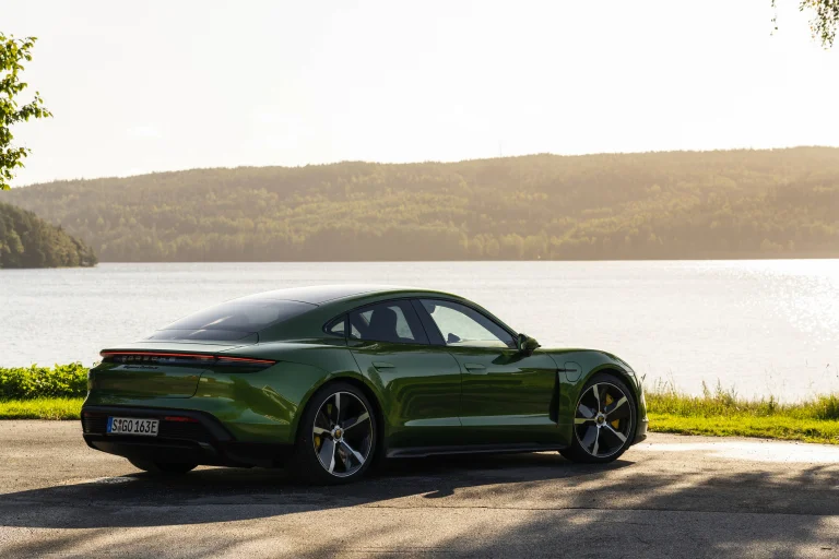 Porsche Taycan Turbo S на березі озера