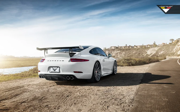 Porsche 911 на прибрежной дороге