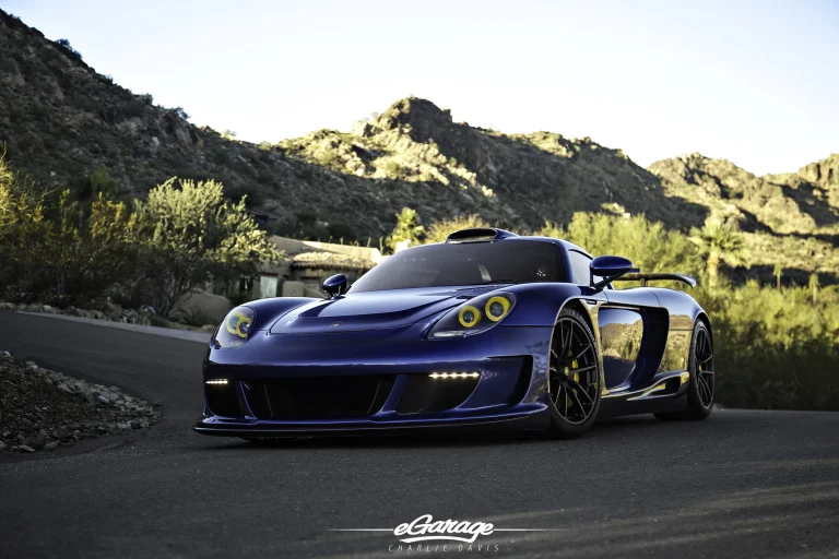Porsche Carrera GT на горной дороге