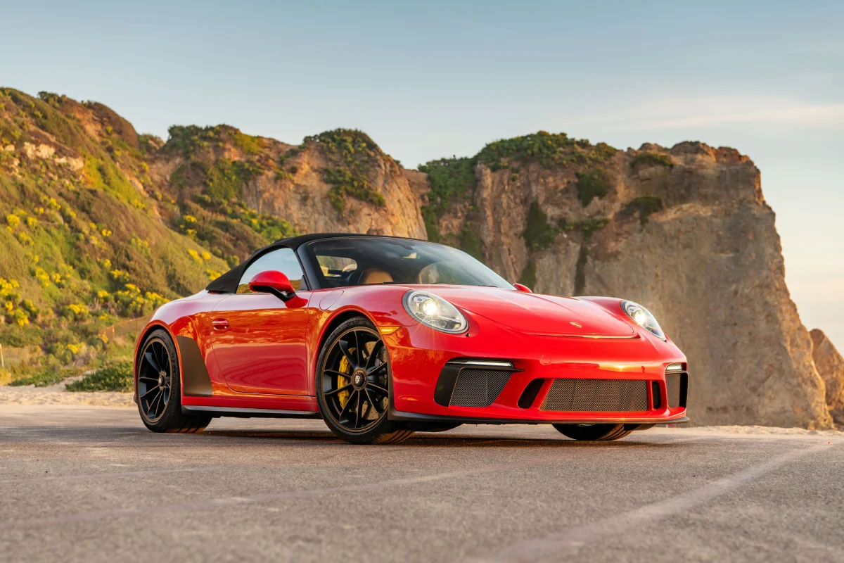 Porsche 911 Speedster на фоне скал