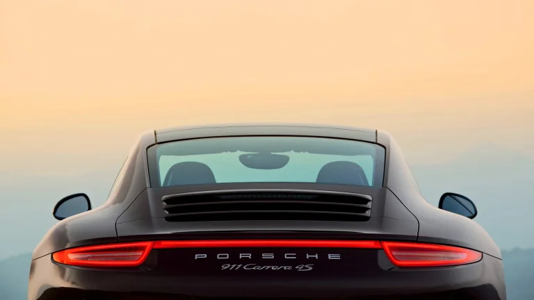Вигляд ззаду на Porsche 911 Carrera 4S