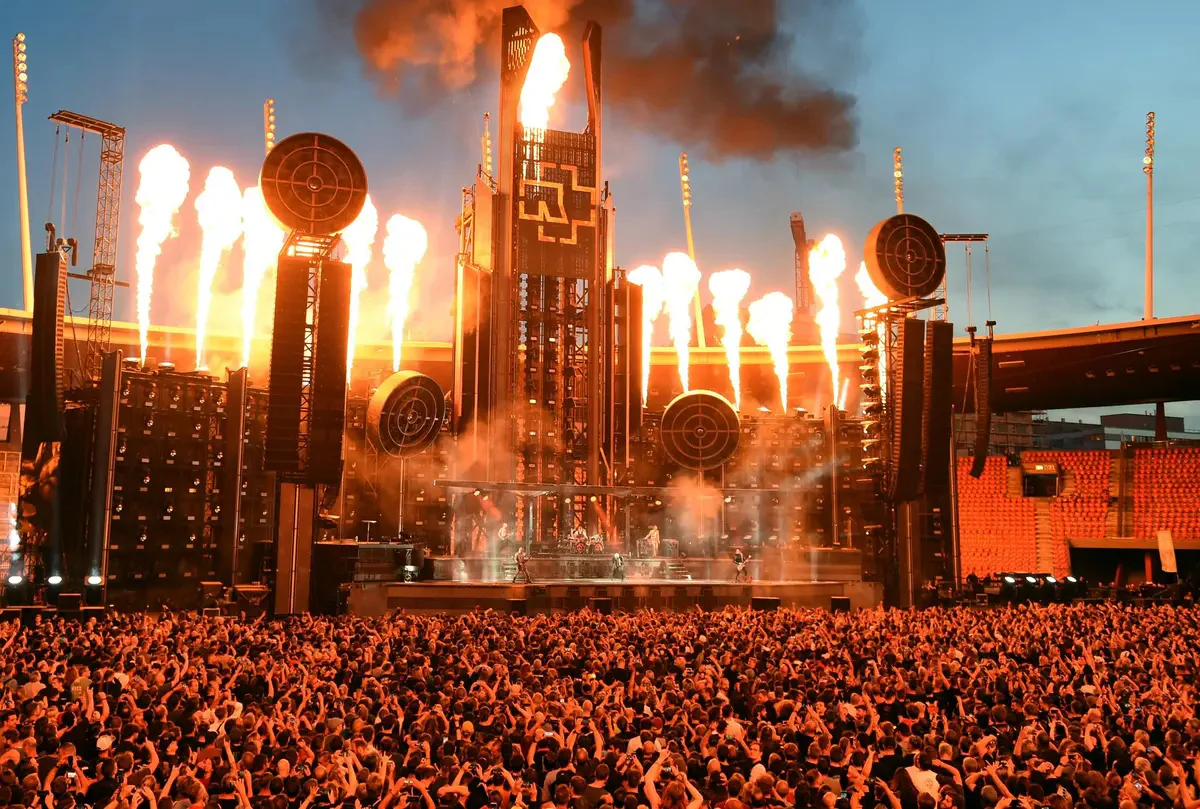 Пиротехническое шоу Rammstein на стадионе
