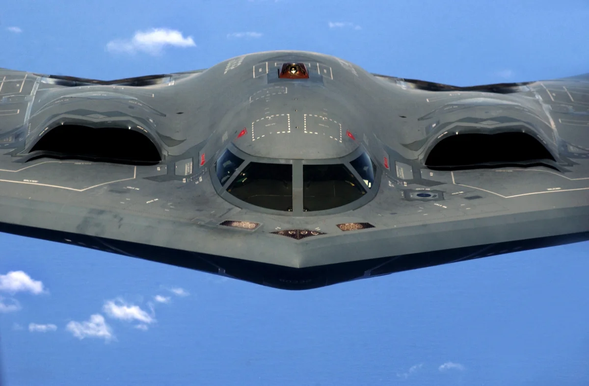 Бомбардувальник Northrop Grumman B-2 Spirit у небі