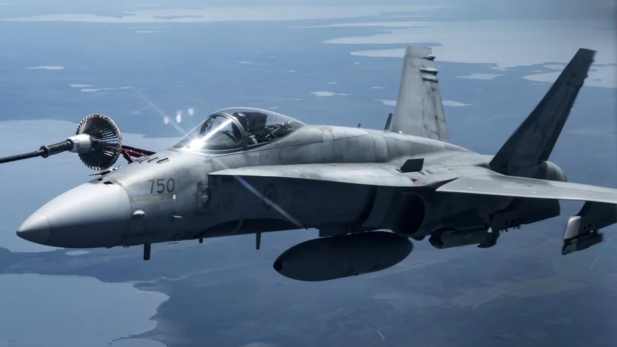 Истребитель F/A-18 Hornet во время дозаправки в небе