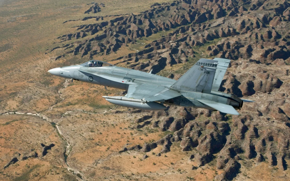 Истребитель F/A-18 Hornet в полете над австралийским ландшафтом